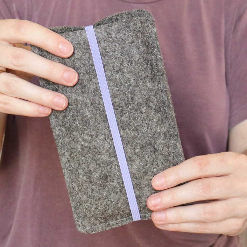 Handytasche aus Filz mit Gummiband - für iPhone 16