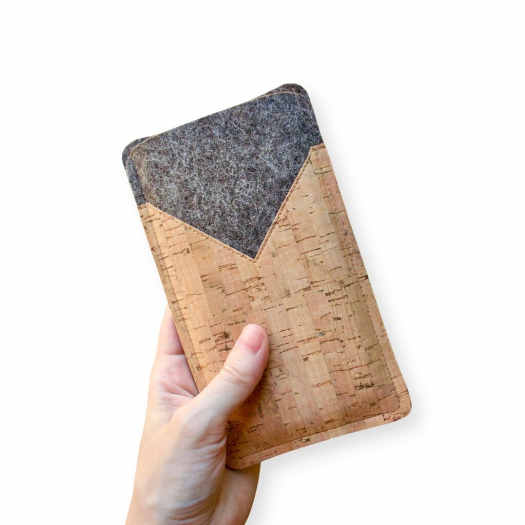 Handytasche aus Kork und Filz - naturfarben - für iPhone 14 & iPhone 14 Pro
