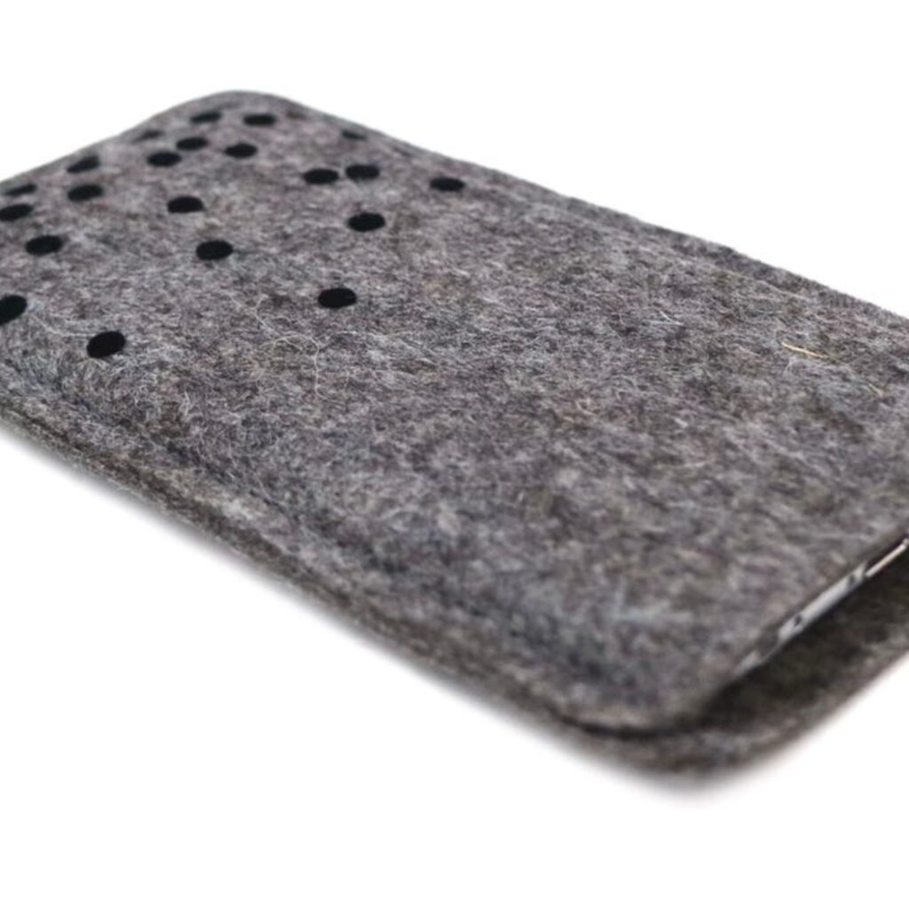 Handytasche aus Filz mit schwarzen Punkten