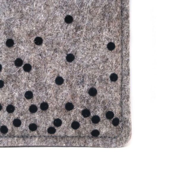 Handytasche aus Filz mit schwarzen Punkten, Detailansicht