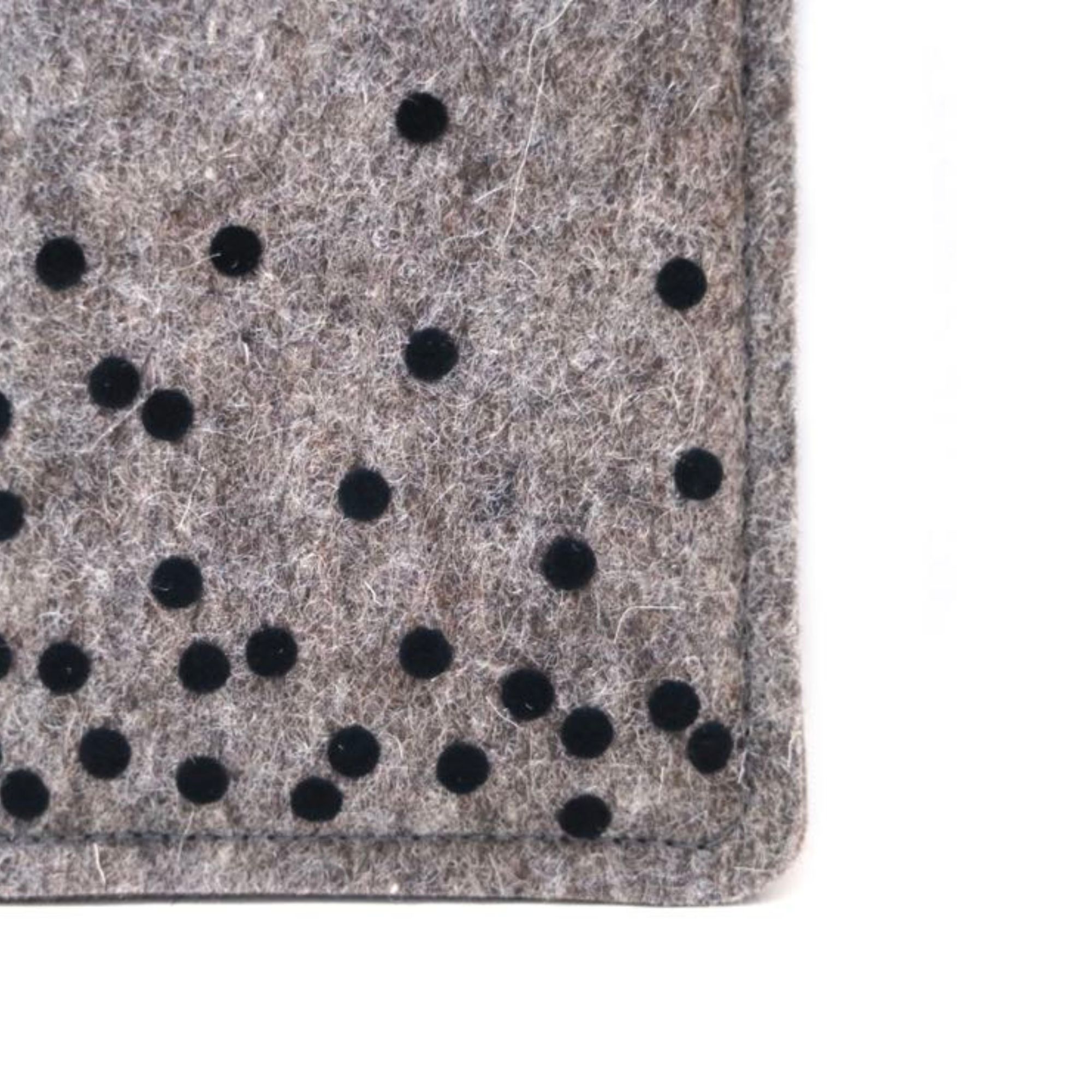 Handytasche aus Filz mit schwarzen Punkten, Detailansicht