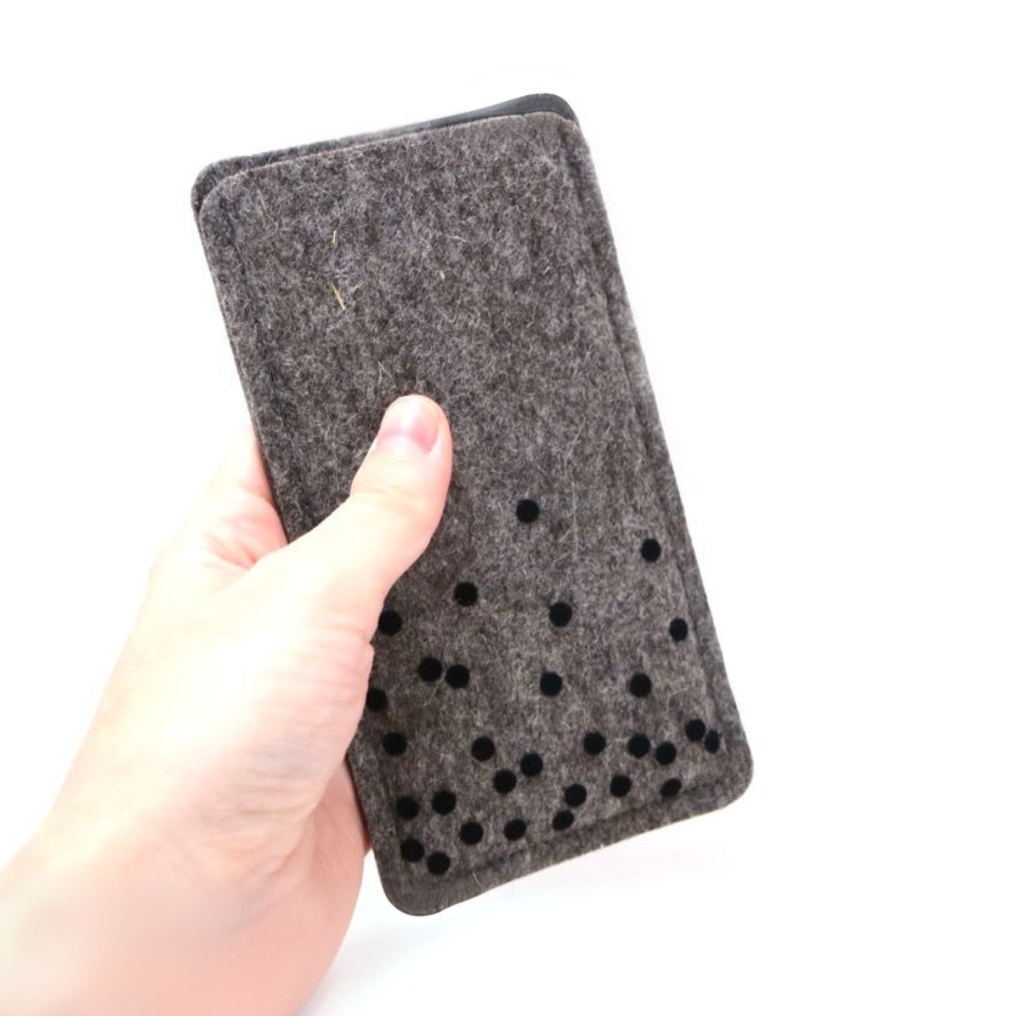 Handytasche aus grauem Filz mit schwarzen Punkten