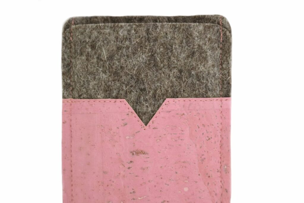 Handyhülle aus rosa Kork und Wollfilz, maßgeschneidert