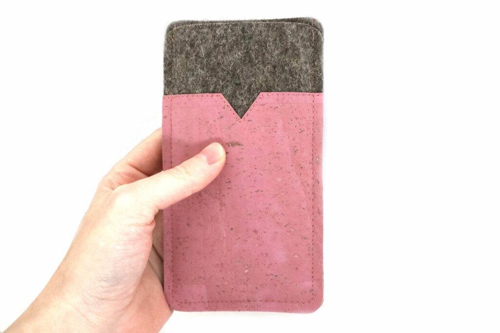 Handyhülle aus rosa Kork und Wollfilz, maßgeschneidert