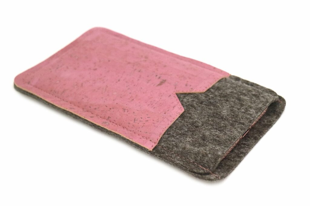Handyhülle aus rosa Kork und Wollfilz, maßgeschneidert
