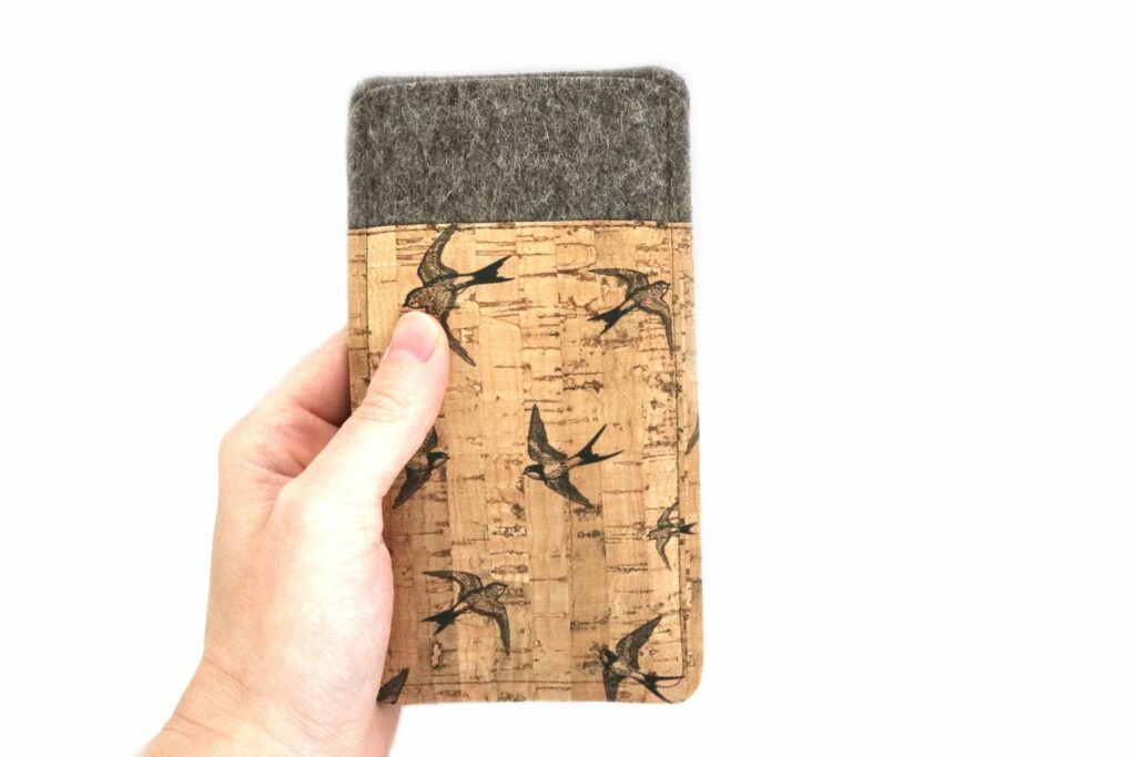 Handyhülle aus Kork und Filz mit Schwalben, für iPhone 13 & 13 Pro