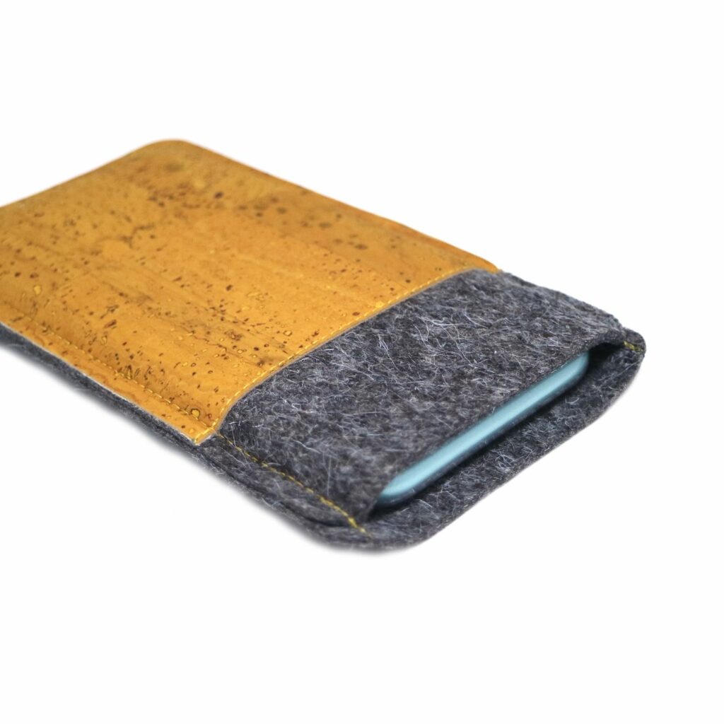 Handyhülle Filz und Kork, gelb, für iPhone 14 & iPhone 14 Pro