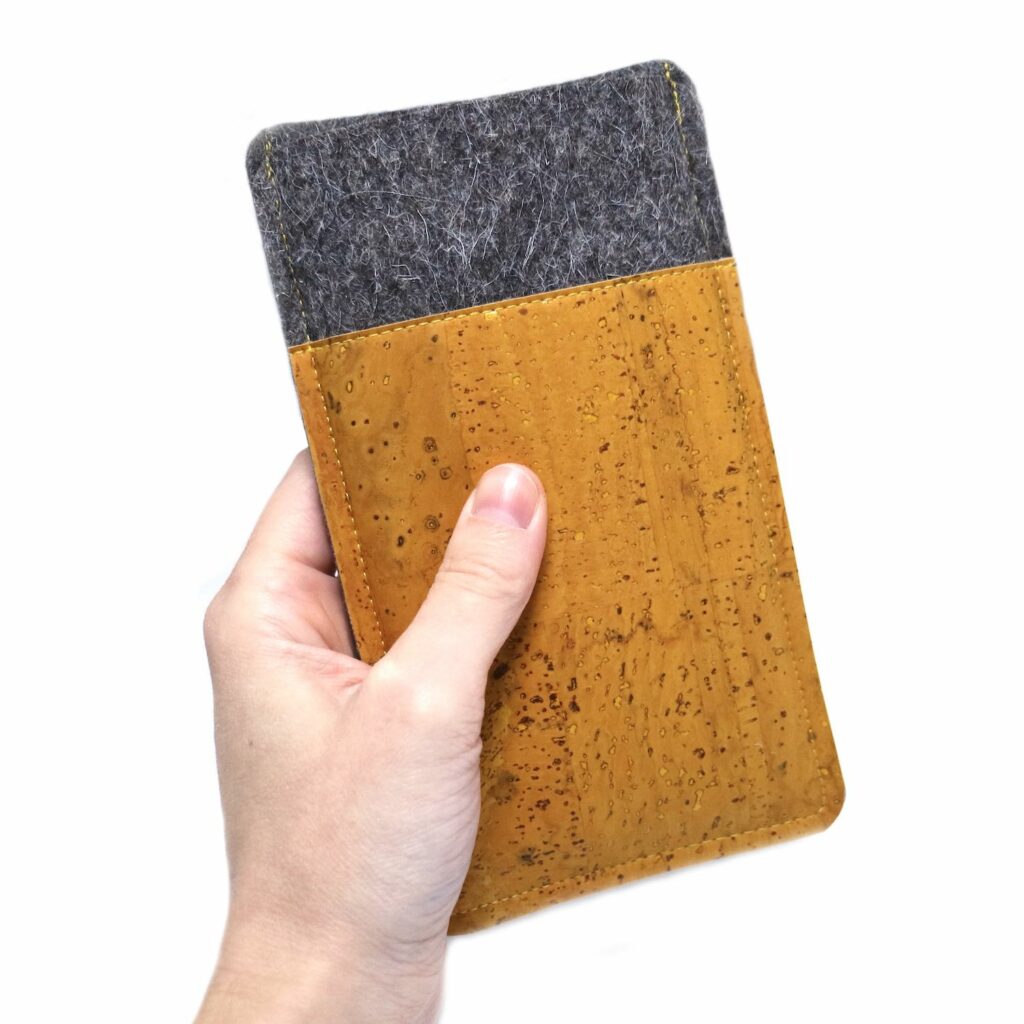 Handyhülle Filz und Kork, gelb, für iPhone 14 & iPhone 14 Pro
