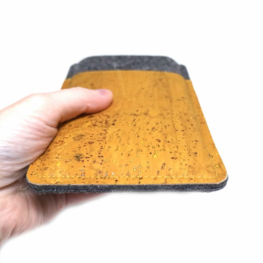 Handyhülle Filz und Kork, gelb, für iPhone 14 & iPhone 14 Pro