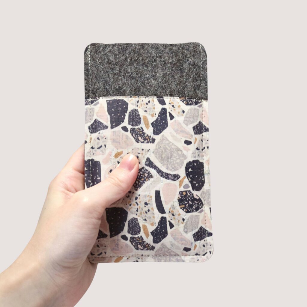 Handytasche aus Filz und Kork, Terrazzo-Muster, verschiedene Handymodelle
