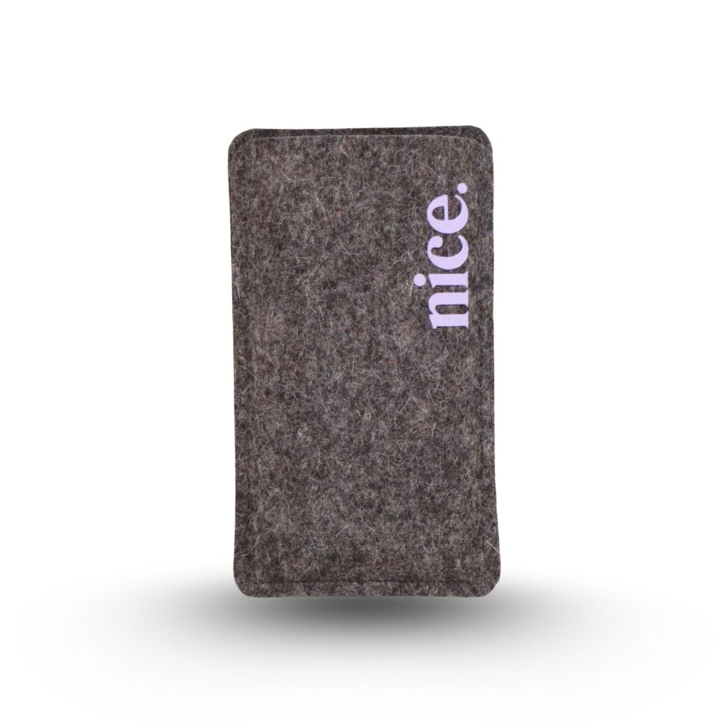 Filz Handytasche aus grauem Wollfilz, mit aufgeflocktem Text "nice."