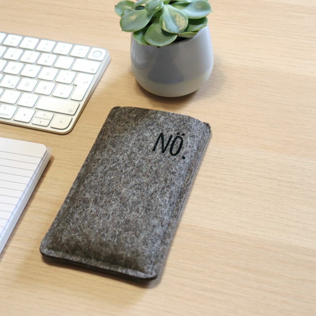 Handytasche aus grauem Filz mit Aufdruck „NÖ.“ - für dein iPhone 15 und 15 Pro