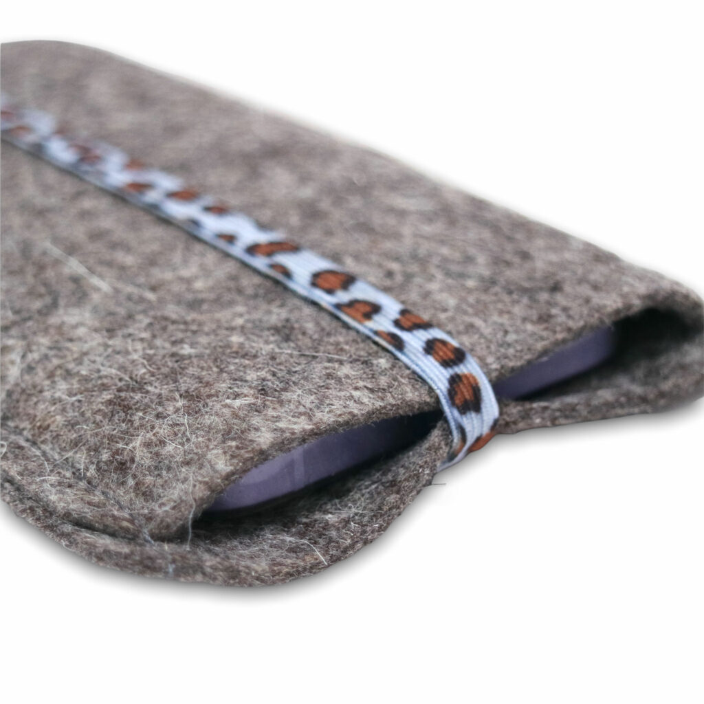 Handytasche mit Leo-Gummiband, hellgrau 3 Handytasche Wollfilz Leo