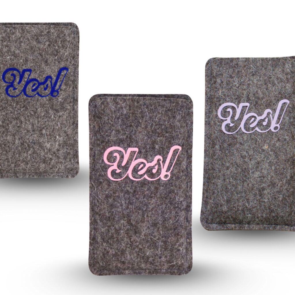 Handytaschen aus Filz mit Yes-Aufdruck in blau, rosa und flieder