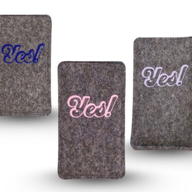 Handytaschen aus Filz mit Yes-Aufdruck in blau, rosa und flieder