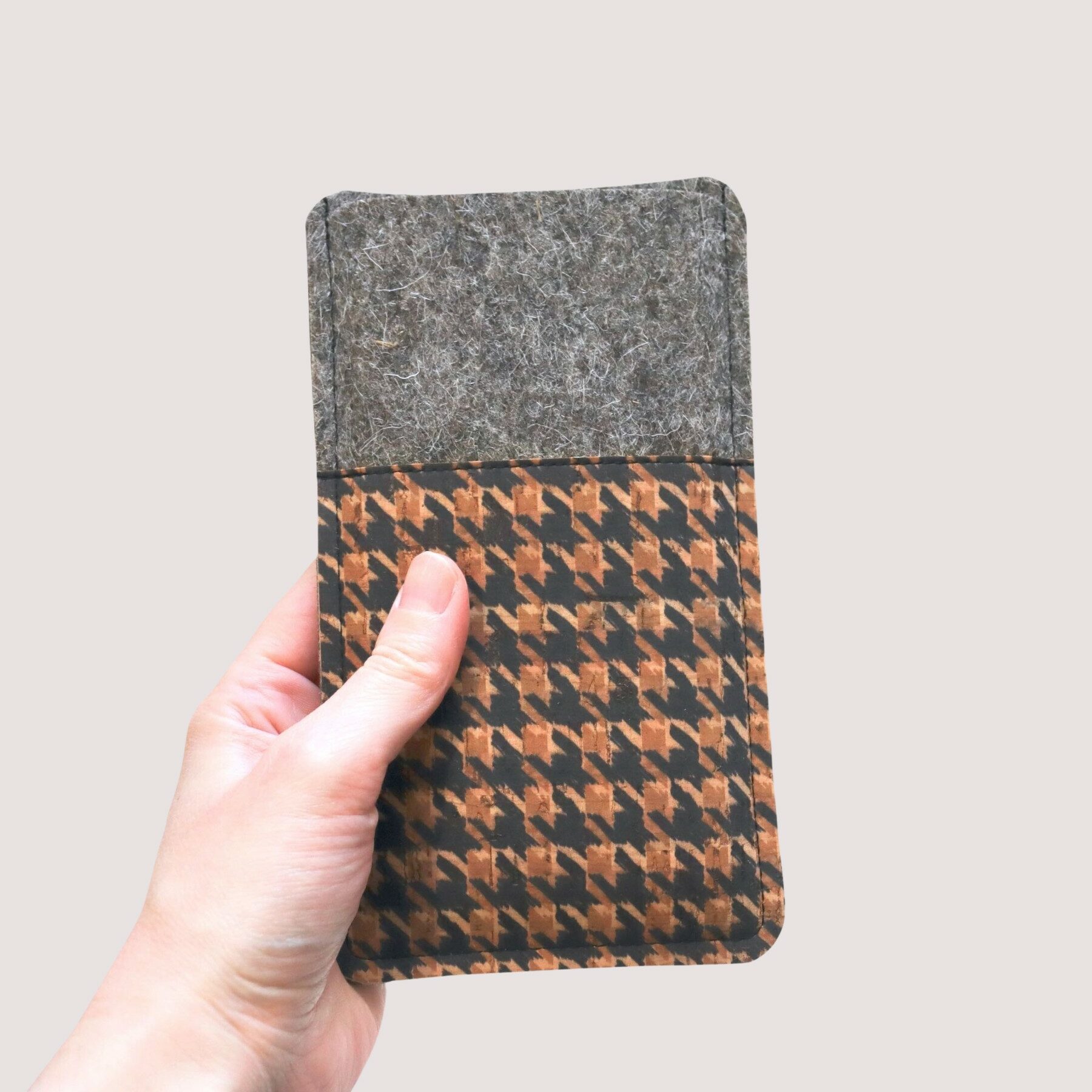 Handytasche mit Hahnentritt-Muster, aus Filz und Kork, maßgeschneidert 1 Handyhülle Hahnentritt Muster Kork