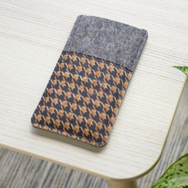 Handytasche aus Filz und Kork mit Hahnentritt-Print