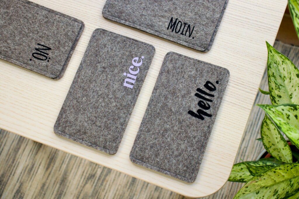 Handgemachte Handytaschen aus Filz mit Print