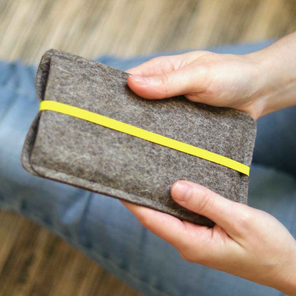 Handytaschen mit Gummiband - unser Klassiker neu entdeckt 6 Handyhülle aus Filz mit zitronengelbem Gummiband