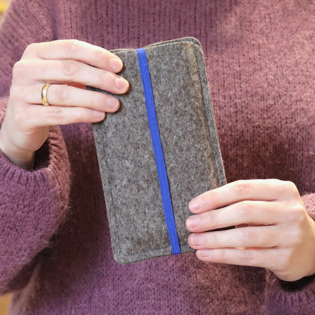 Handytaschen mit Gummiband - unser Klassiker neu entdeckt 7 Handytasche aus Filz mit dunkelblauem Gummiband