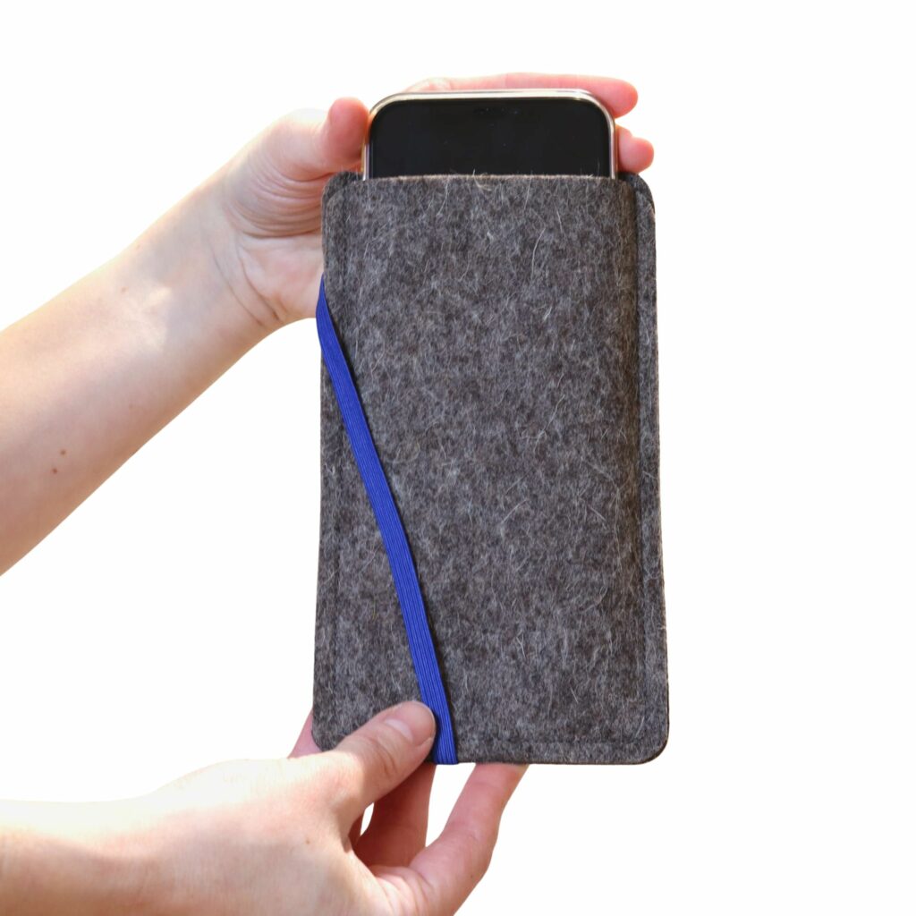 Handytasche aus Filz mit dunkelblauem Gummiband