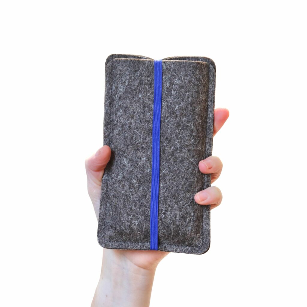 Deine 11-lein Handytasche aus Filz – schütze dein Handy stilvoll und praktisch – passend für jedes Handymodell aus hochwertigem Wollfilz dunkelblaues Gummiband als Verschluss unkompliziert und praktisch hervorragender Schutz 100% Handarbeit stilvolles Design perfekte Passform