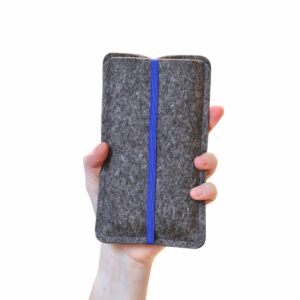 Deine 11-lein Handytasche aus Filz – schütze dein Handy stilvoll und praktisch – passend für jedes Handymodell aus hochwertigem Wollfilz dunkelblaues Gummiband als Verschluss unkompliziert und praktisch hervorragender Schutz 100% Handarbeit stilvolles Design perfekte Passform