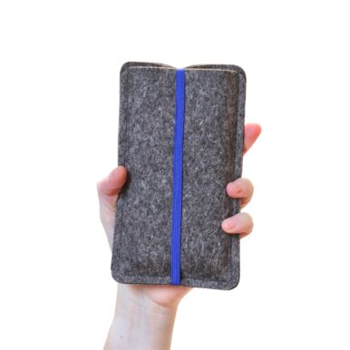 Deine 11-lein Handytasche aus Filz – schütze dein Handy stilvoll und praktisch – passend für jedes Handymodell aus hochwertigem Wollfilz dunkelblaues Gummiband als Verschluss unkompliziert und praktisch hervorragender Schutz 100% Handarbeit stilvolles Design perfekte Passform