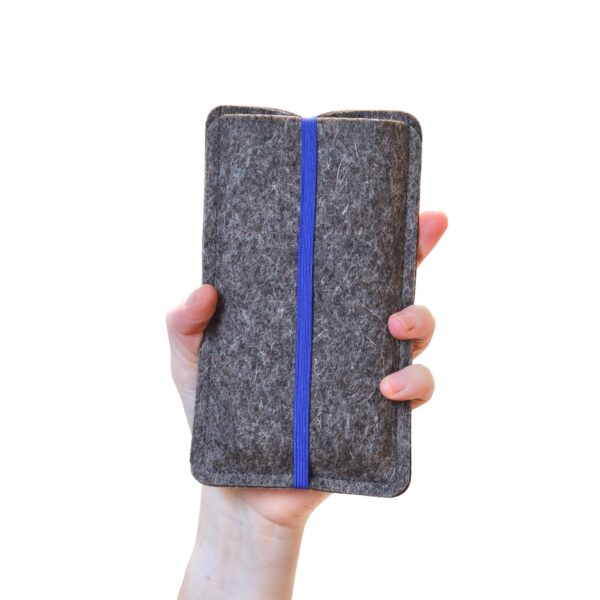 Deine 11-lein Handytasche aus Filz – schütze dein Handy stilvoll und praktisch – passend für jedes Handymodell aus hochwertigem Wollfilz dunkelblaues Gummiband als Verschluss unkompliziert und praktisch hervorragender Schutz 100% Handarbeit stilvolles Design perfekte Passform