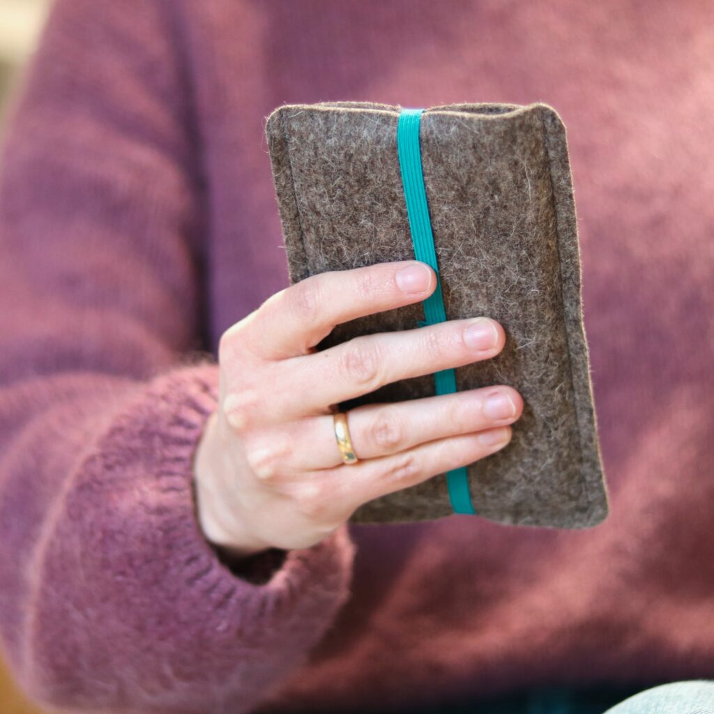 Handytaschen mit Gummiband - unser Klassiker neu entdeckt 3 Handyhülle Filz petrol