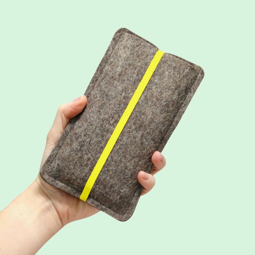 Handytasche aus Filz mit zitronengelbem Gummiband