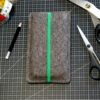Handyhülle aus Filz mit grünem Gummiband, handgemacht