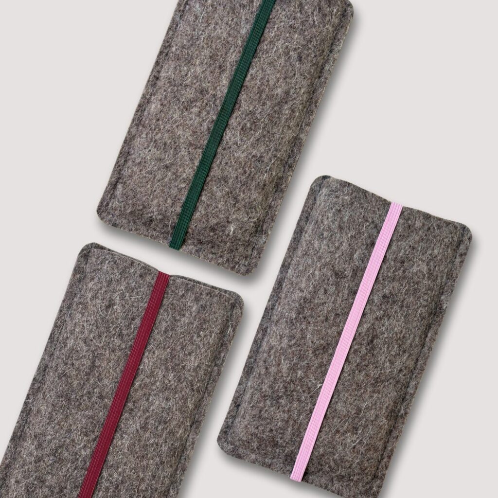 Handyhüllen aus Filz mit Gummiband als Verschluss, dunkelgrün, dunkelrot und rosa