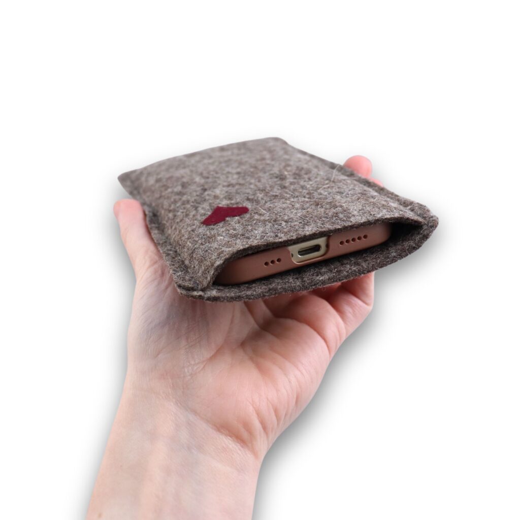 Handyhülle mit Herz - maßgeschneiderte Handytasche aus Filz