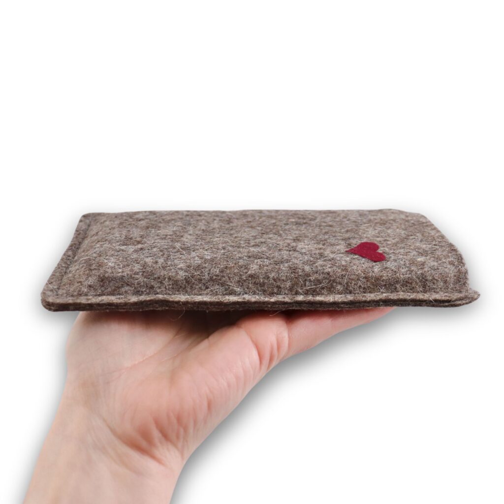 Handyhülle mit Herz - maßgeschneiderte Handytasche aus Filz