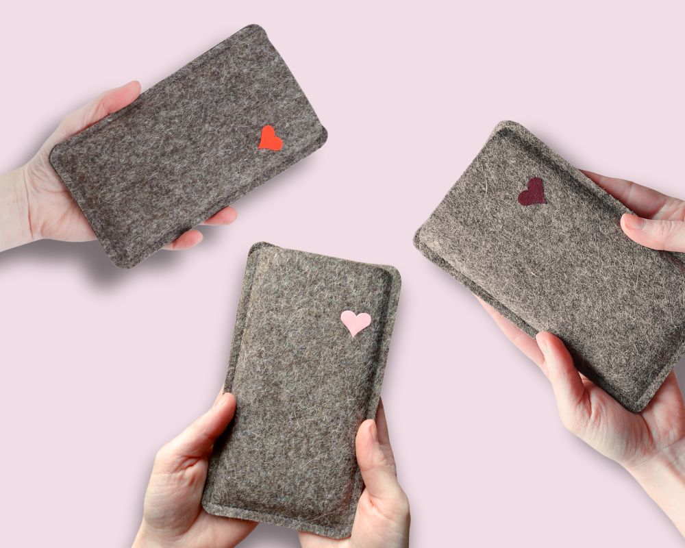 Handytaschen aus Wollfilz mit aufgeflockten Herzen