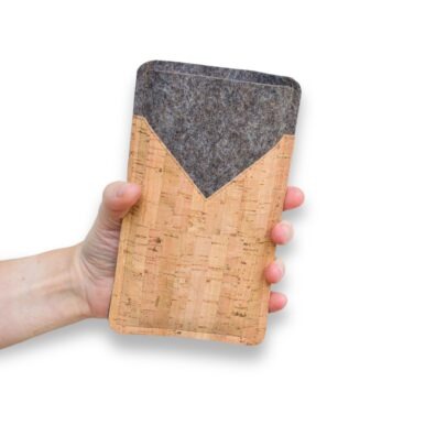 Handyhülle aus naturfarbenem Kork und grauem Filz, in einer Hand gehalten