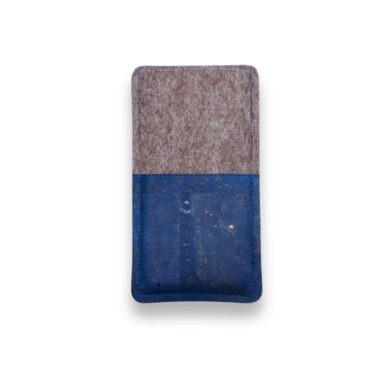 Handytasche aus grauem Filz und blauem Kork, auf weißem Hintergrund