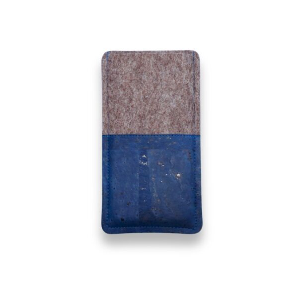Handytasche aus grauem Filz und blauem Kork, auf weißem Hintergrund