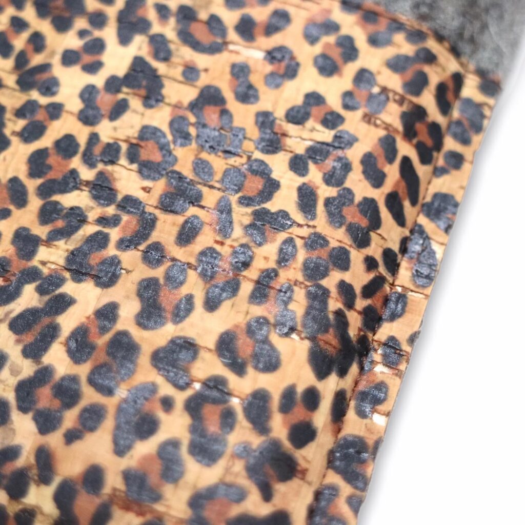 Stylisch & wild: Handytaschen mit Leomuster aus Filz 3 Detailansicht Kork mit Leomuster