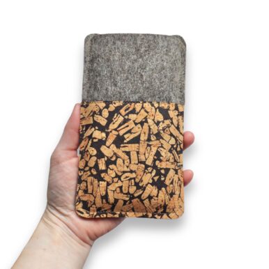 Handyhülle aus grauen Filz mit Kork und Kaffee, in einer Hand gehalten