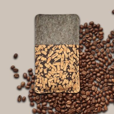 Handyhülle aus grauen Filz mit Kork und Kaffee, umgeben von Kaffeebohnen