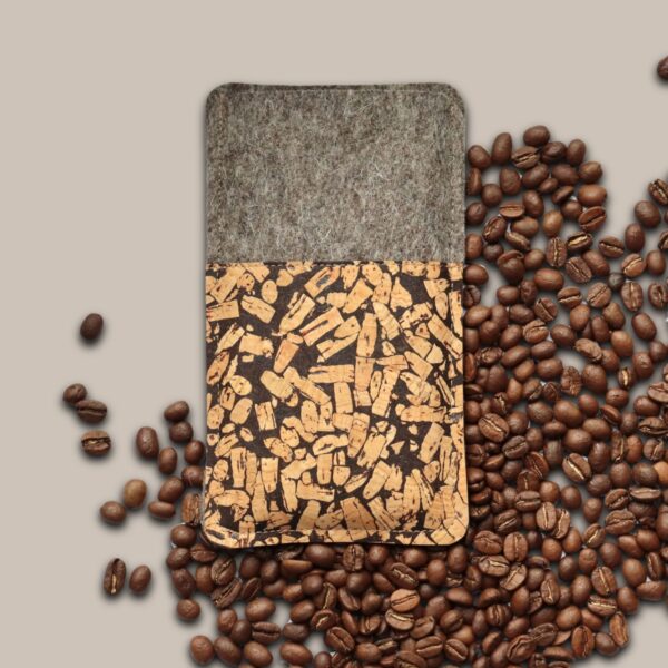 Handyhülle aus grauen Filz mit Kork und Kaffee, umgeben von Kaffeebohnen