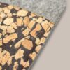 Handytasche aus grauem Filz und Kork mit Kaffee, Fleckenmuster, Detailansicht