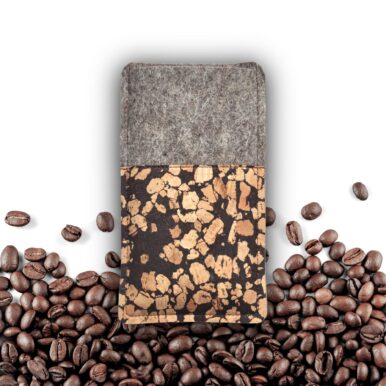 Handytasche aus grauem Filz und Kork mit Kaffee, Fleckenmuster, mit Kaffeebohnen als Hintergrund