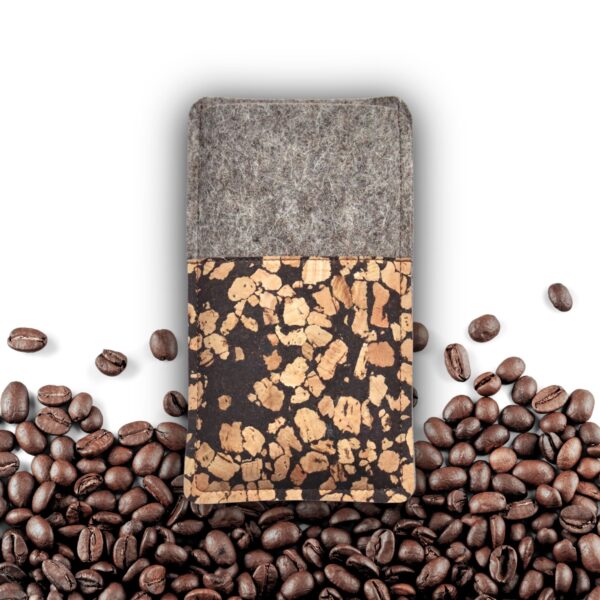 Handytasche aus grauem Filz und Kork mit Kaffee, Fleckenmuster, mit Kaffeebohnen als Hintergrund