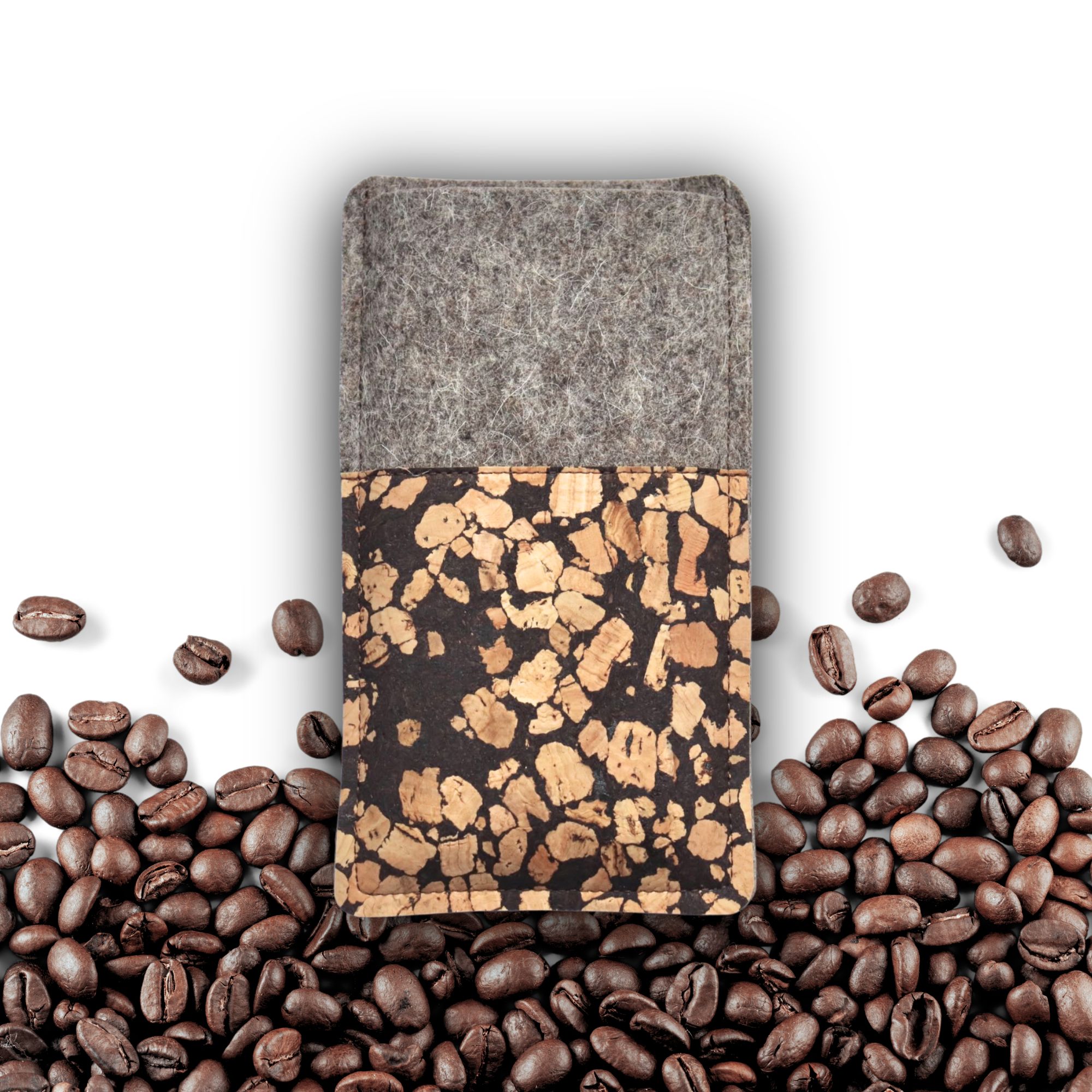 Handytasche aus grauem Filz und Kork mit Kaffee, Fleckenmuster, mit Kaffeebohnen als Hintergrund