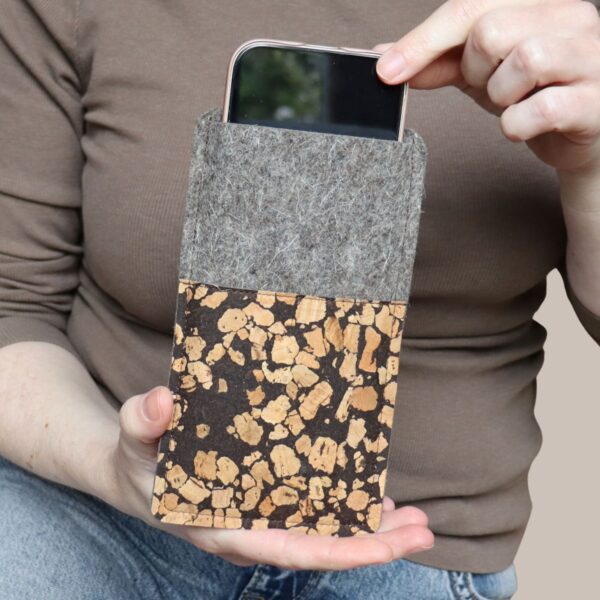 Handytasche aus grauem Filz und Kork mit Kaffee, Fleckenmuster, mit Handy