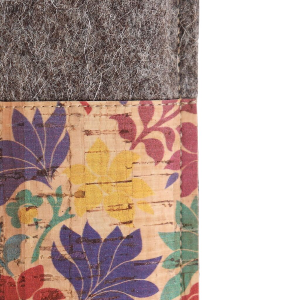 iPhone 15 / 15 Pro Filzhülle mit Kork - Blumenprint - handmade