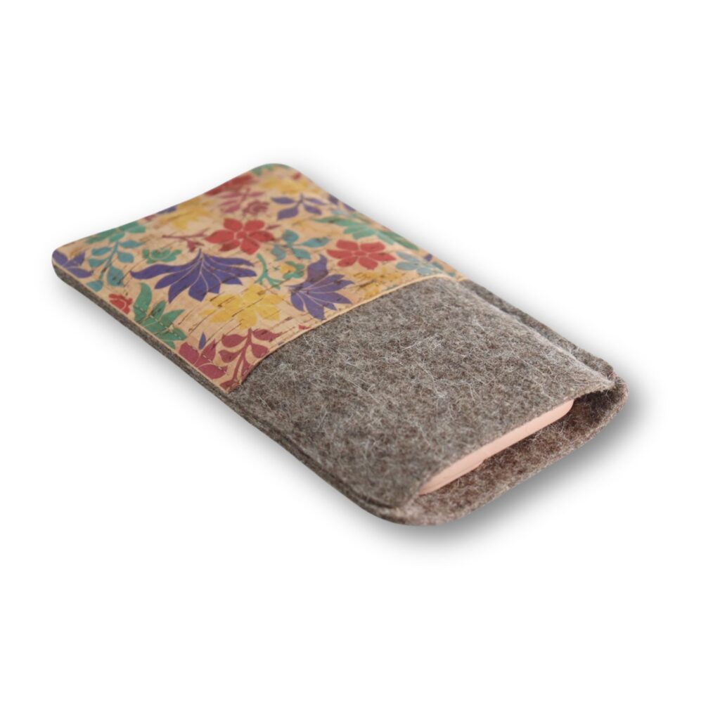 iPhone 15 / 15 Pro Filzhülle mit Kork - Blumenprint - handmade
